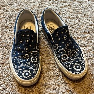 Women’s blue paisley vans slip on shoes sz 8.5